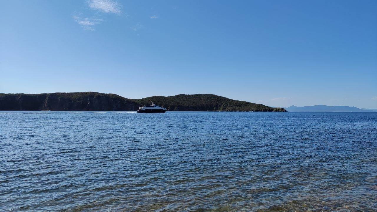 Вода — парное молоко: пляжный сезон продолжается во Владивостоке — фото1