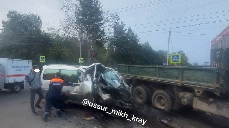 «Водителя вытаскивают из груды металла»: чудовищное ДТП попало на камеру в Приморье4