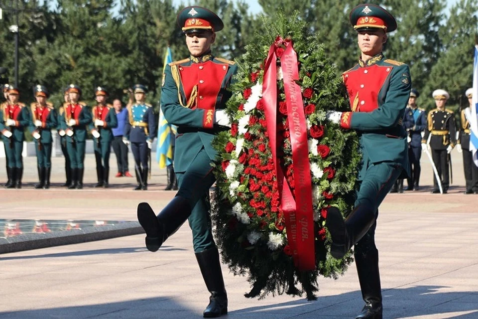 Военнослужащие ВВО возложили цветы к памятникам военачальникам ВОВ в Хабаровске0