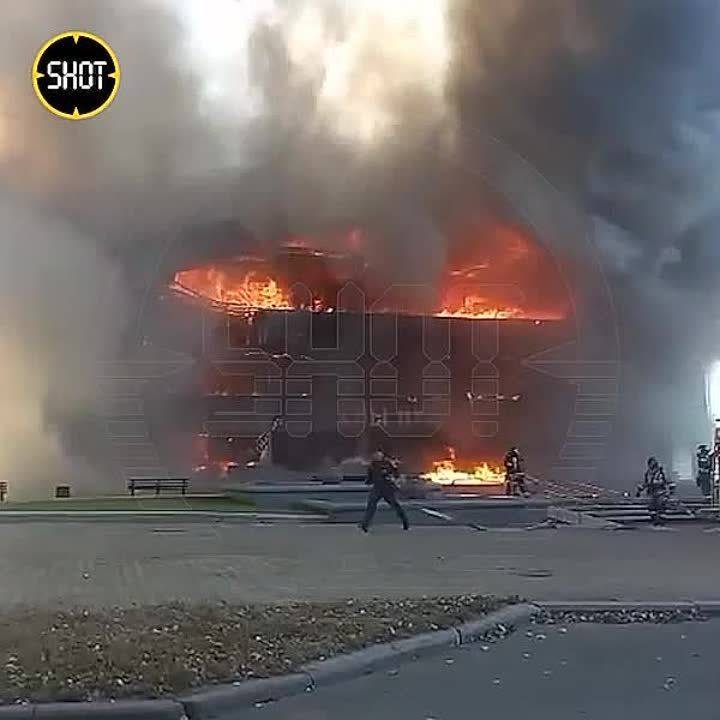 Новые кадры с места сильнейшего пожара в краевом музыкальном театре Хабаровска