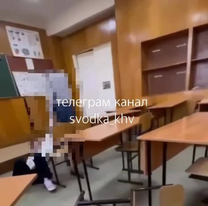 В хабаровском техникуме преподаватель русского языка выволок студентку из аудитории по полу