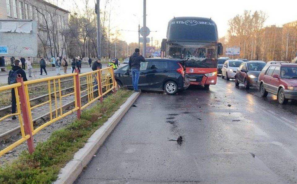 В Хабаровске автомобиль врезался в автобус и дорожный знак