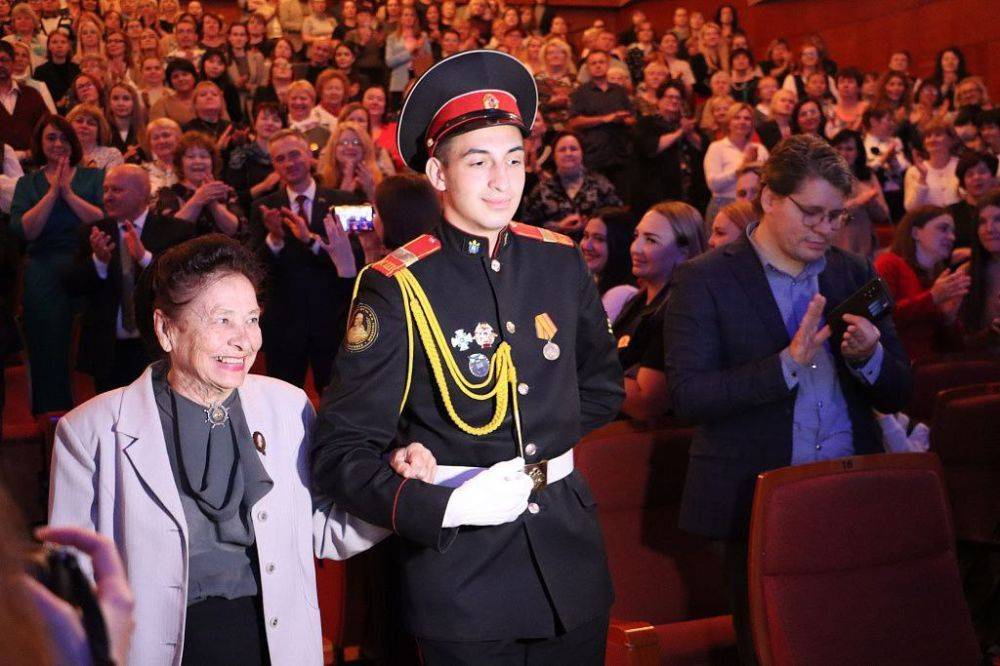 Сергей Кравчук: Уважаемые учителя, ветераны педагогического труда! Примите искренние поздравления с Международным днем учителя! Ваш профессиональный праздник – особенный, его без преувеличения можно считать всенародным