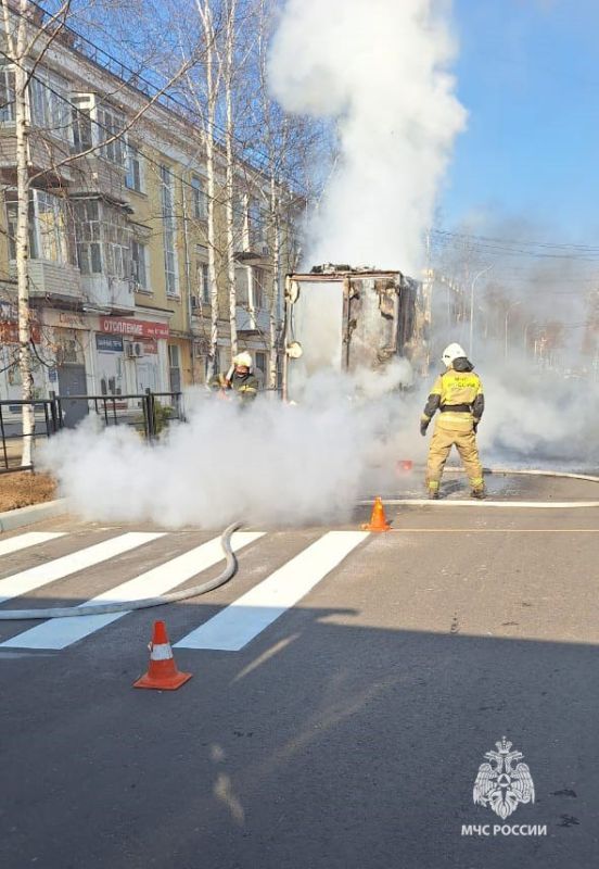 Хабаровские пожарные МЧС России оперативно ликвидировали возгорание в автомобиле дорожных служб