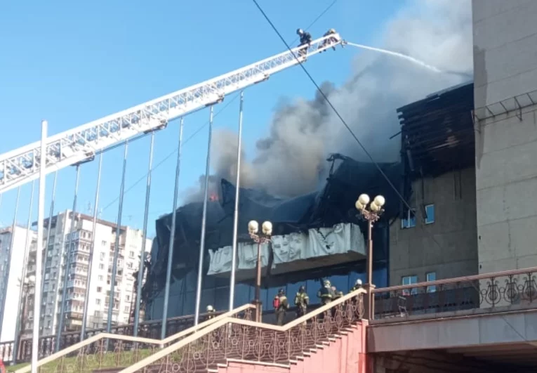 Названа предварительная причина пожара в Хабаровском краевом музтеатре10