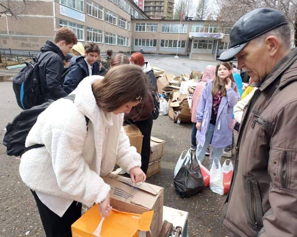 Хабаровские школьники приняли участие в «бумажной битве»