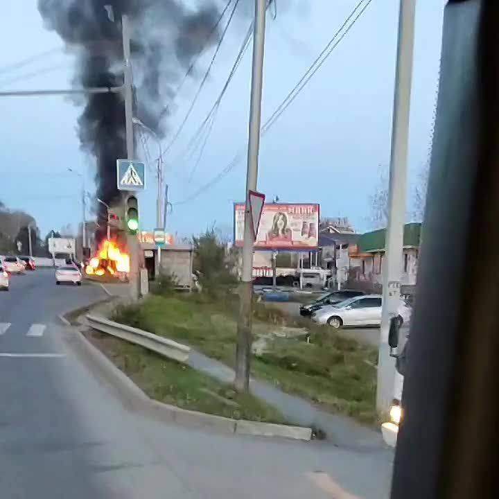 Два авто выгорели дотла после аварии напротив &quot;Золотых Башен&quot; в Хабаровске