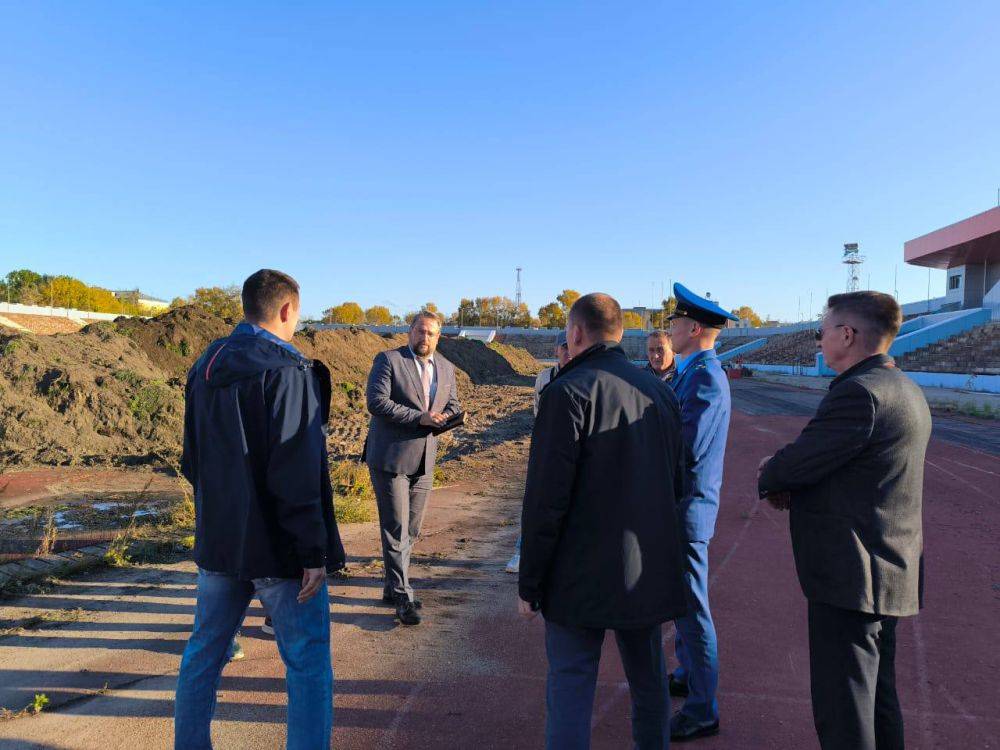 Прокурор г. Комсомольска-на-Амуре Андрей Ольгин совместно с главой города Дмитрием Заплутаевым проинспектировали ход строительства объекта «Стадион «Авангард»