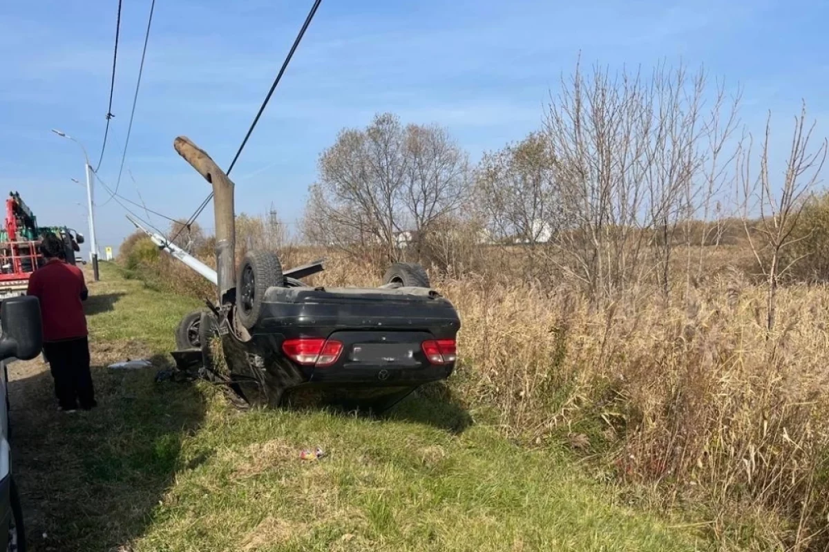 В Хабаровске Mercedes вылетел с дороги и разбился о столб0