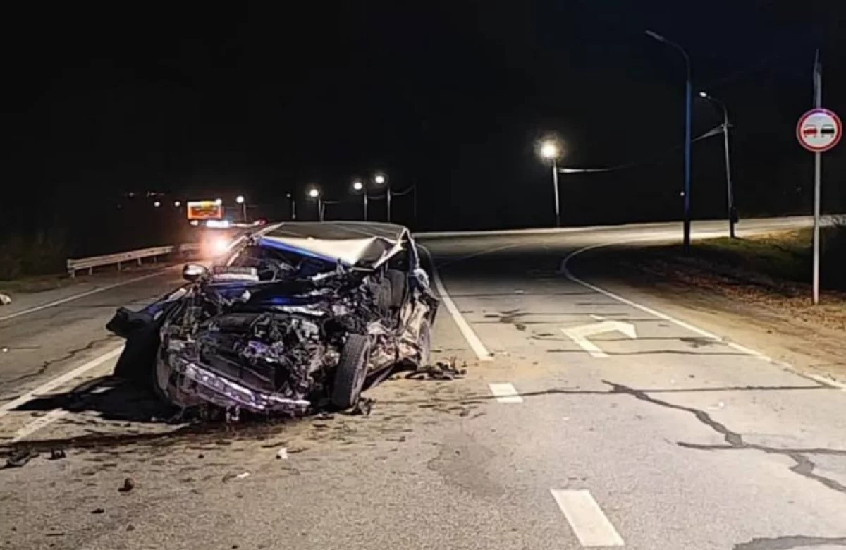 В Хабаровске пьяный водитель Toyota жёстко разбился лоб в лоб о грузовик0