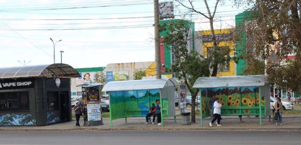 Еще четыре автобусные остановки разрисовали в Хабаровске