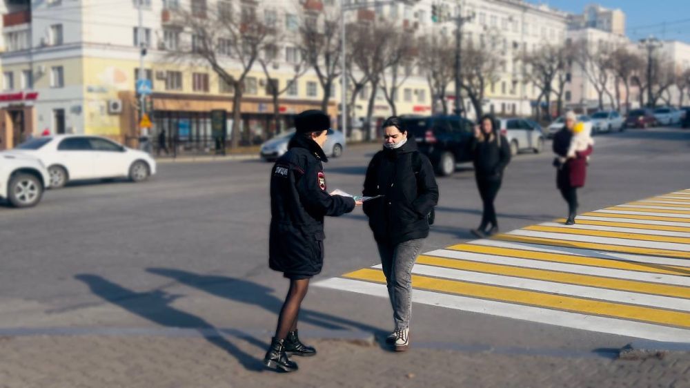 Сегодня сотрудники Госавтоинспекции города Хабаровска провели профилактическую акцию с пешеходами