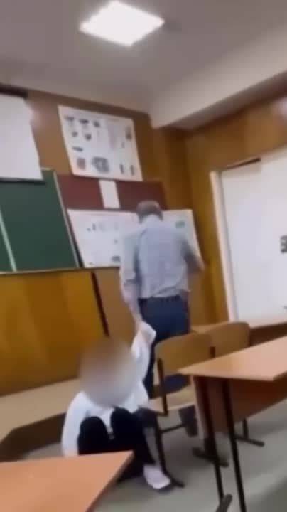 В Хабаровске возбудили уголовное дело после того, как преподаватель техникума протащил по полу студентку к выходу из аудитории, сообщили в СУ СК РФ по региону