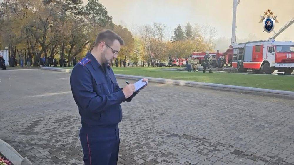 Следователи проводят осмотр места происшествия по уголовному делу в связи с возгоранием Хабаровского краевого музыкального театра