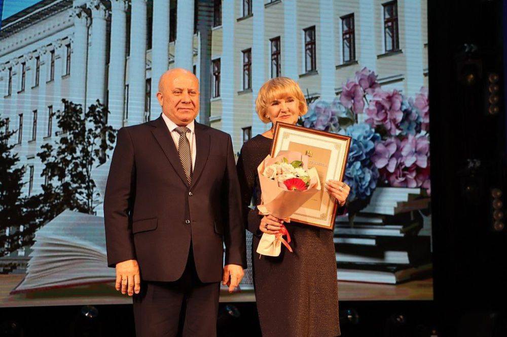 Сергей Кравчук: Уважаемые учителя, ветераны педагогического труда! Примите искренние поздравления с Международным днем учителя! Ваш профессиональный праздник – особенный, его без преувеличения можно считать всенародным