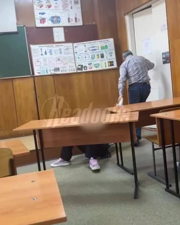 «Пошли это видео директору нах**!» — в Хабаровске преподаватель русского языка выволок из аудитории за то, что девушка не ответила на вопросы педагога и начала с ним спорить