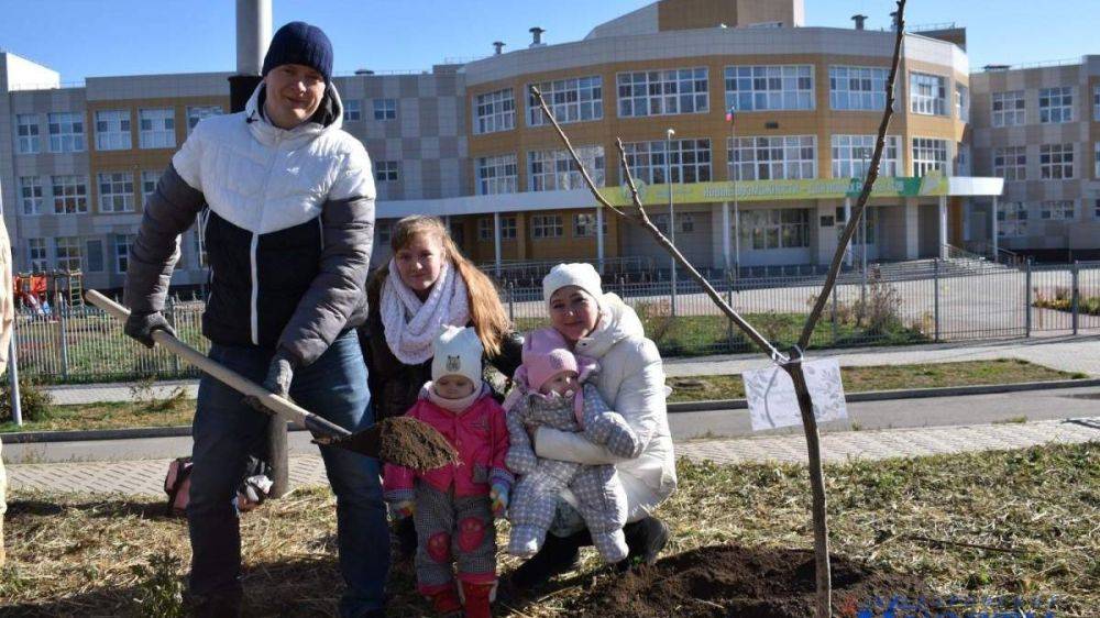 Семьи Центрального района Хабаровска высадили именные деревья