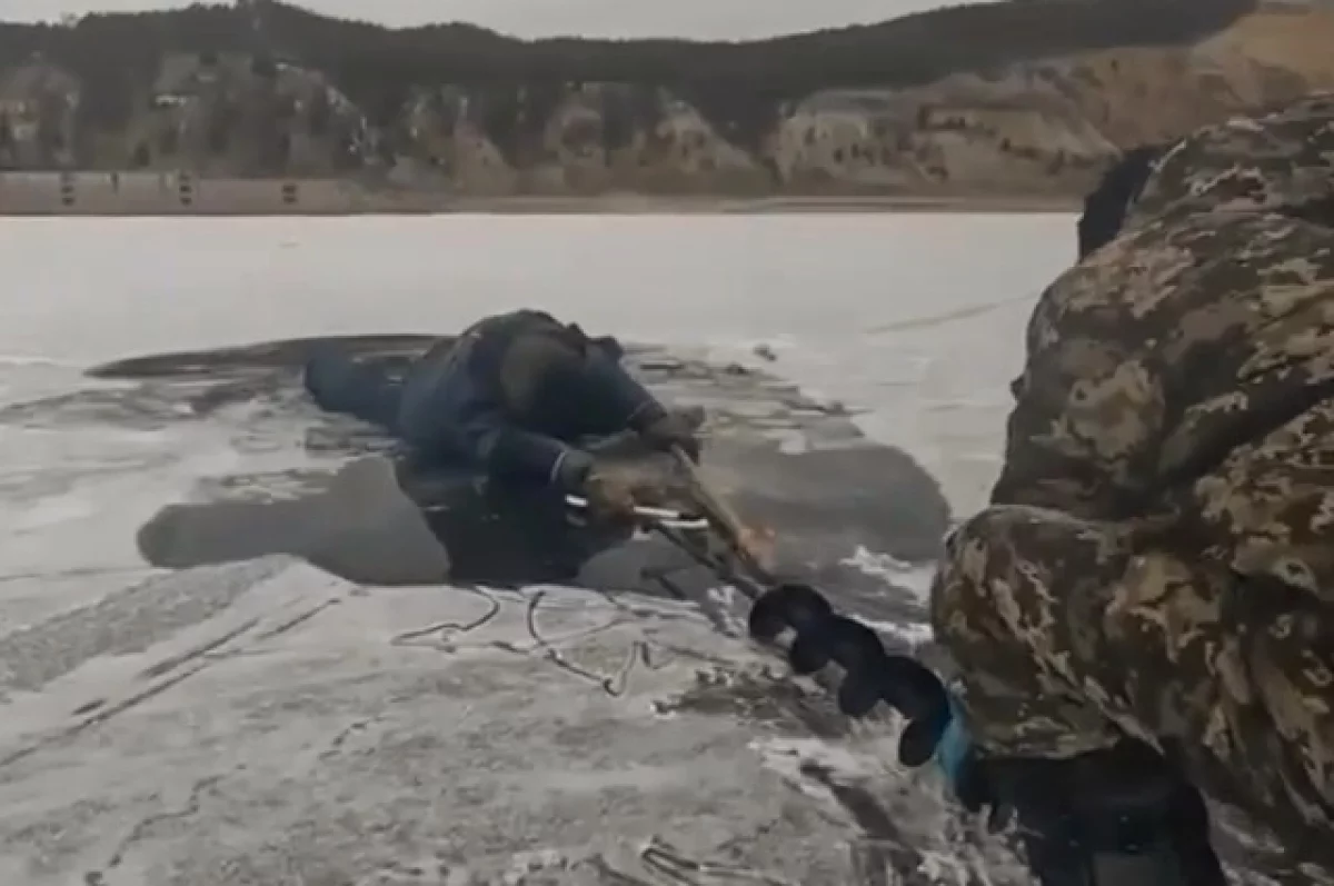 Ледяная ловушка чуть не стала могилой для рыбака в Якутии0