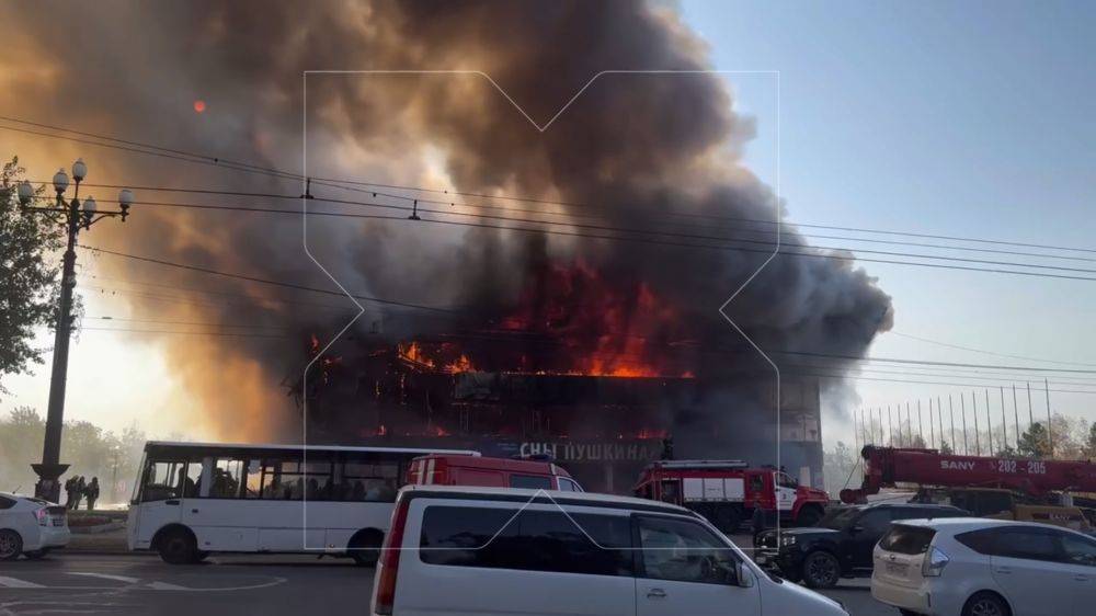 Здание краевого музтеатра горит в Хабаровске