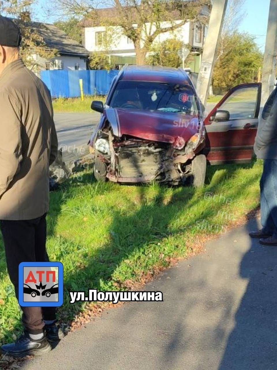 Автобус перевернулся посреди улицы в Уссурийске — фото2