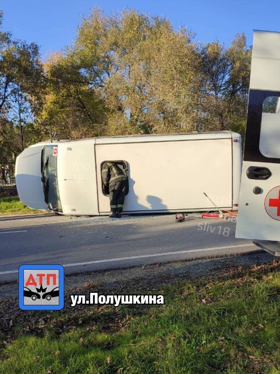 Автобус перевернулся посреди улицы в Уссурийске — фото3