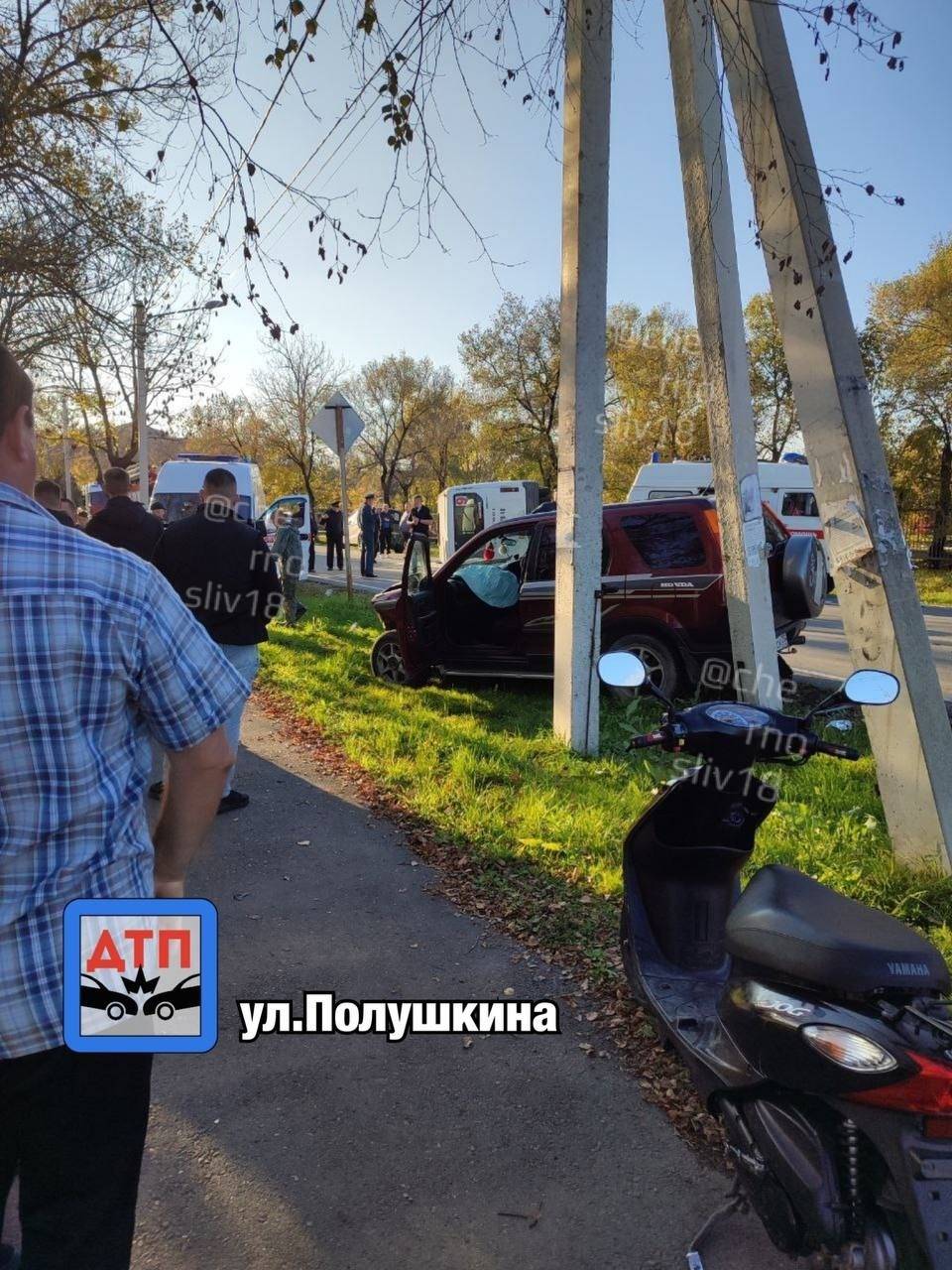 Автобус перевернулся посреди улицы в Уссурийске — фото1