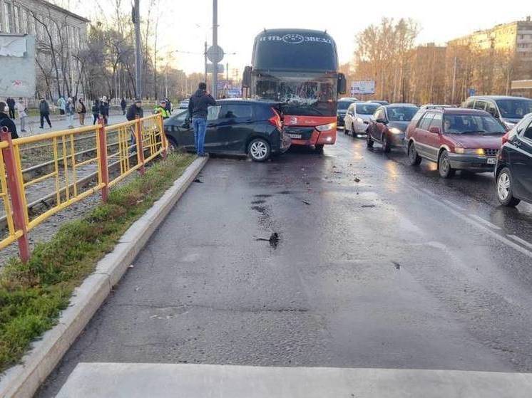 Автомобиль столкнулся с автобусом и дорожным знаком в Хабаровске