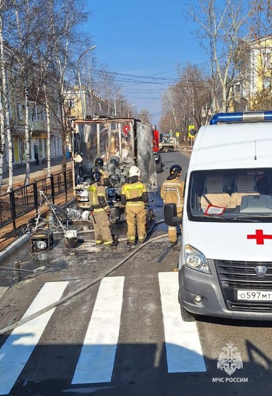 Хабаровские пожарные МЧС России оперативно ликвидировали возгорание в автомобиле дорожных служб