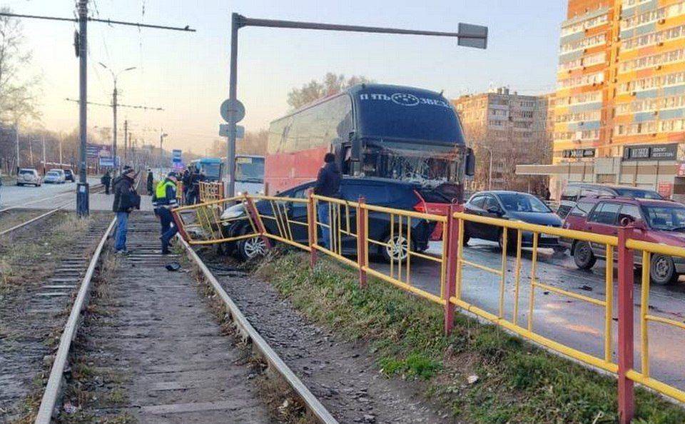 В Хабаровске автомобиль врезался в автобус и дорожный знак