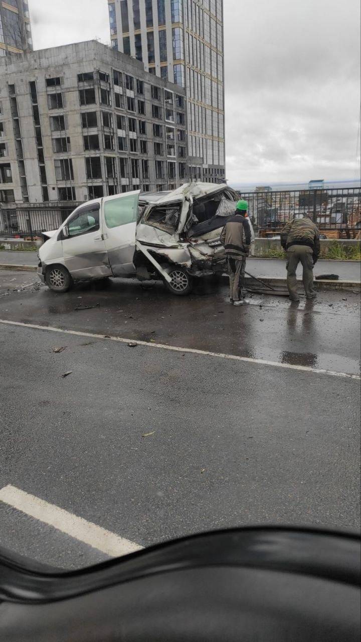 «Что за жесть?»: фура уничтожила микроавтобус в ДТП во Владивостоке — фото0