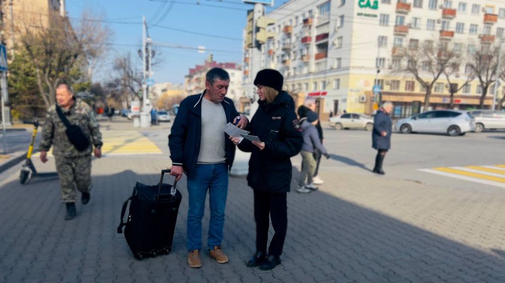 Сегодня сотрудники Госавтоинспекции города Хабаровска провели профилактическую акцию с пешеходами