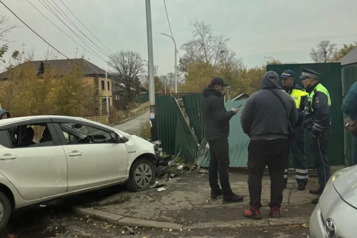 В Хабаровске водитель Aqua разбил авто и влетел во двор дома, снеся забор0