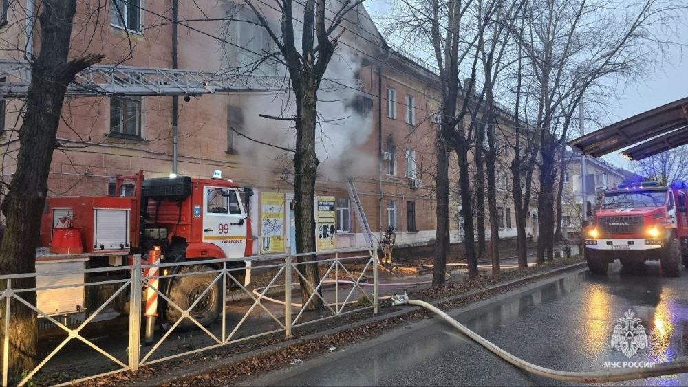 Хабаровские огнеборцы МЧС России спасли пять человек при пожаре в трехэтажном доме