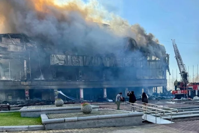 Трое человек пострадали при пожаре в Хабаровском краевом музтеатре1