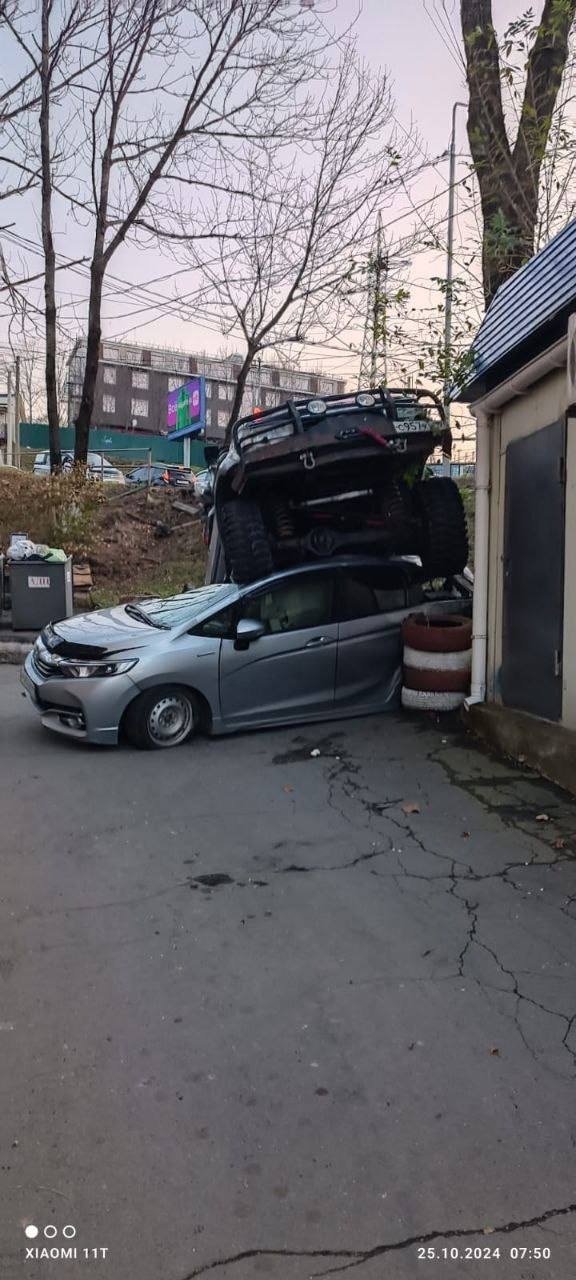 Джип наехал на крышу легковушки: странное ДТП попало на камеру во Владивостоке — фото3