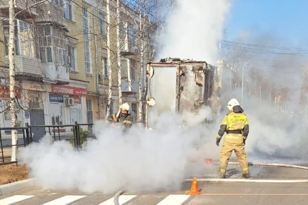 В Хабаровске водитель чуть не сгорел заживо в грузовике с краской для дорог0