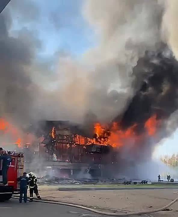 Кадры пожара в здании Краевого музыкального театра в Хабаровске, плозадь пожара составляет 1 тыс