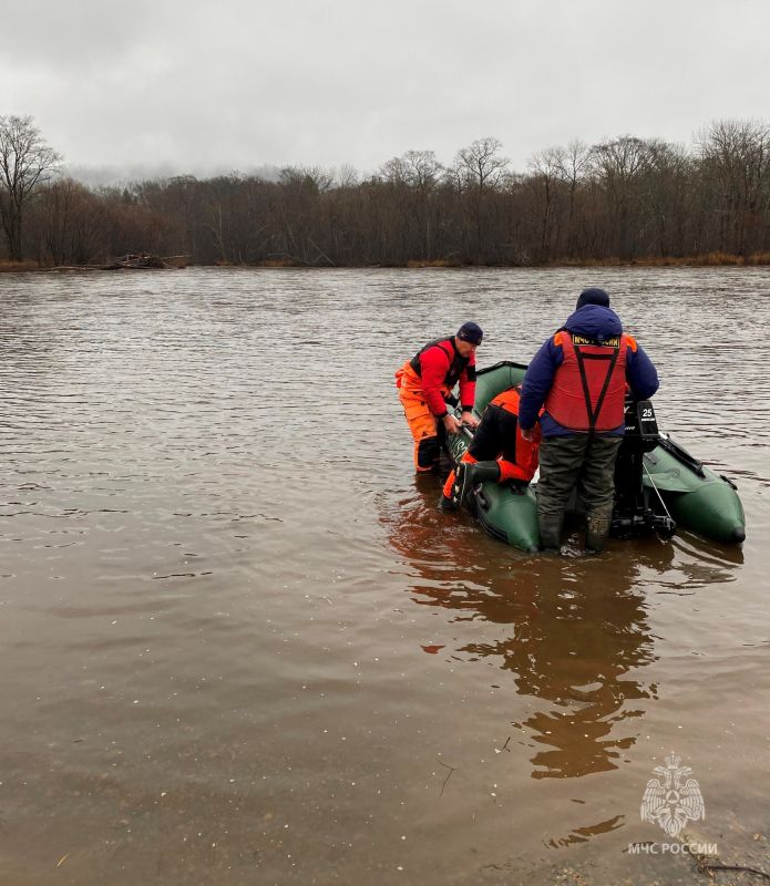 Спасатели МЧС России провели водную подготовку и изучили популярный среди туристов водный маршрут