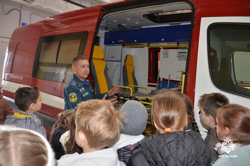 Хабаровские школьники узнали, что скрывают за воротами пожарного депо1