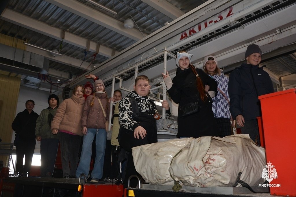 Хабаровские школьники узнали, что скрывают за воротами пожарного депо9