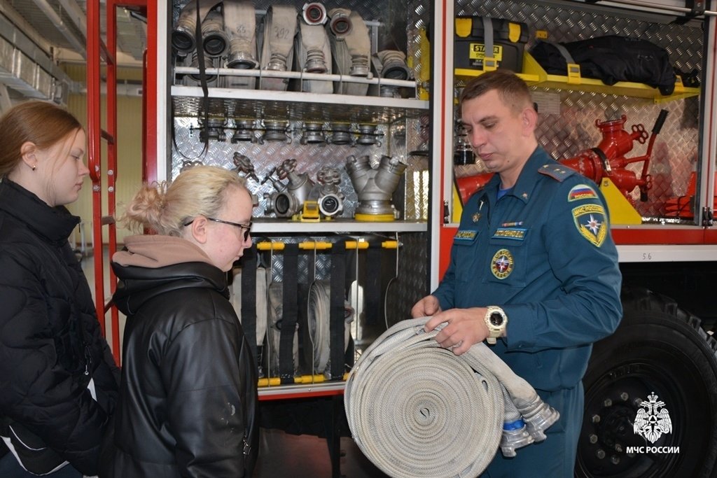 Хабаровские школьники узнали, что скрывают за воротами пожарного депо8