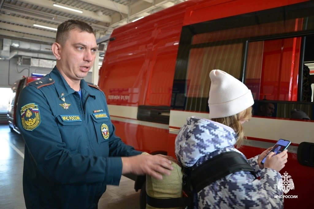 Хабаровские школьники узнали, что скрывают за воротами пожарного депо4