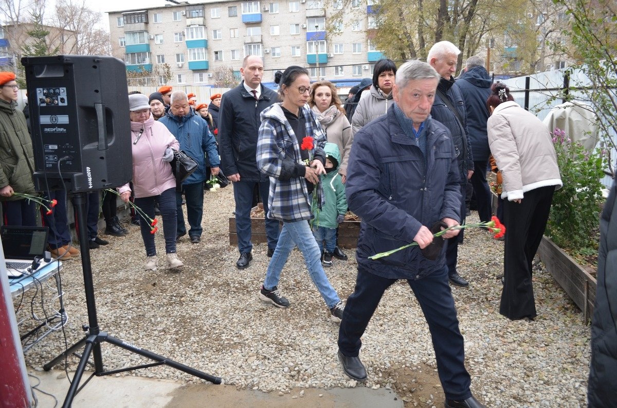 Мемориальную доску погибшему в зоне СВО Сергею Жарихину открыли в Комсомольске-на-Амуре8