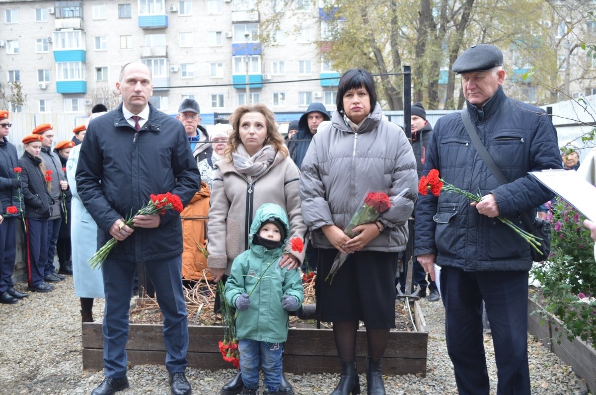 Мемориальную доску погибшему в зоне СВО Сергею Жарихину открыли в Комсомольске-на-Амуре3