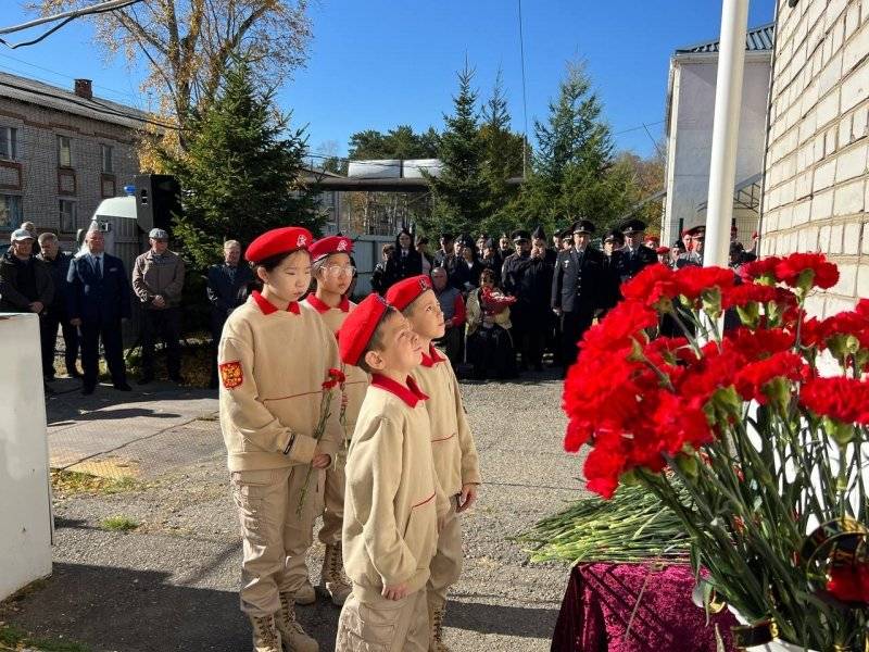 Мемориальную доску в честь погибшего в зоне СВО майора полиции открыли в Хабаровском крае12