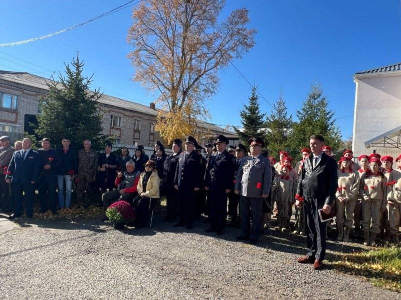 Мемориальную доску в честь погибшего в зоне СВО майора полиции открыли в Хабаровском крае7