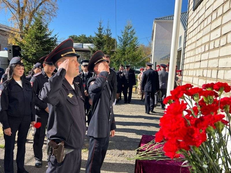 Мемориальную доску в честь погибшего в зоне СВО майора полиции открыли в Хабаровском крае5