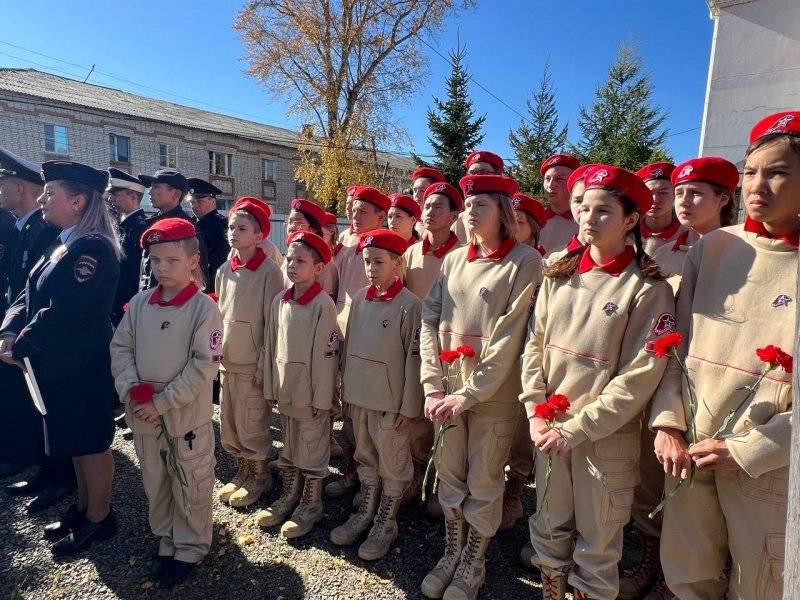 Мемориальную доску в честь погибшего в зоне СВО майора полиции открыли в Хабаровском крае11