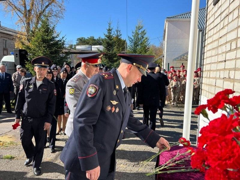 Мемориальную доску в честь погибшего в зоне СВО майора полиции открыли в Хабаровском крае3