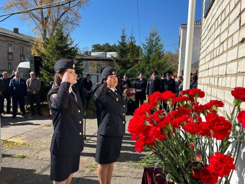 Мемориальную доску в честь погибшего в зоне СВО майора полиции открыли в Хабаровском крае6